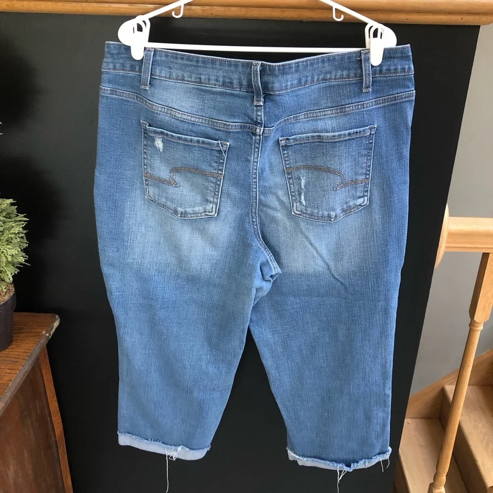 Women’s cropped distressed cuffed hem jeans. Size 18 - Picture 2 of 4